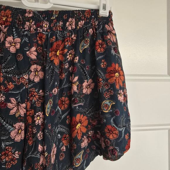 Women's Angie Dark Green Floral Tie Front Culotte Shorts | Size Small - Picture 6 of 9